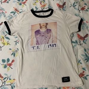 Taylor Swift 1989 World Tour concert shirt